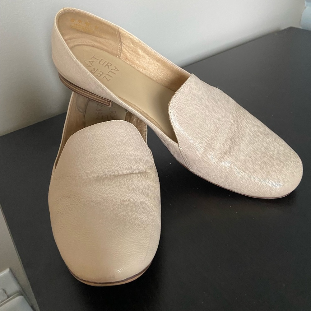 Naturalizer Emiline Flat Loafer. Beige. Size 9.